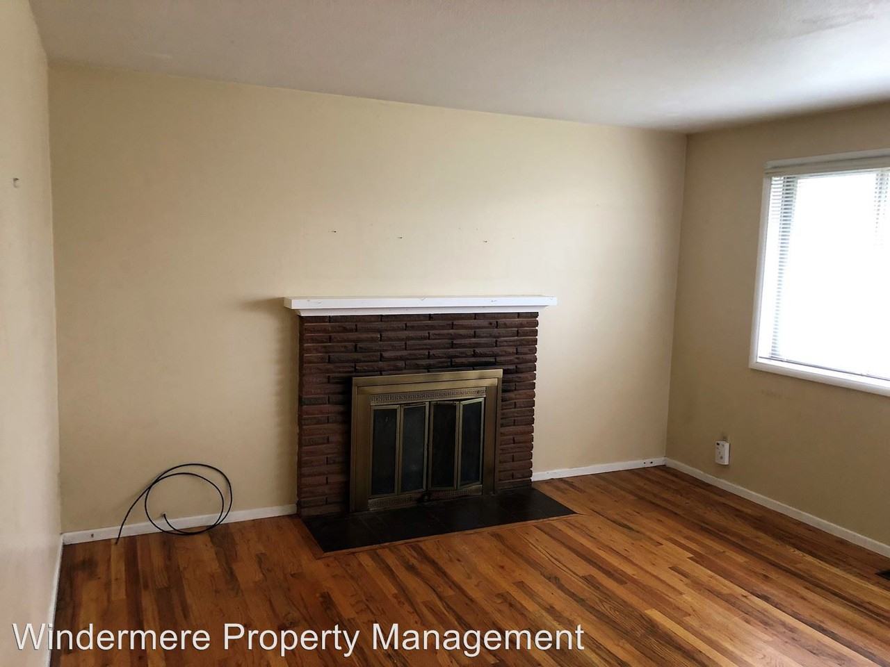 1261 NW Oak Ave - Photo 2 of 14