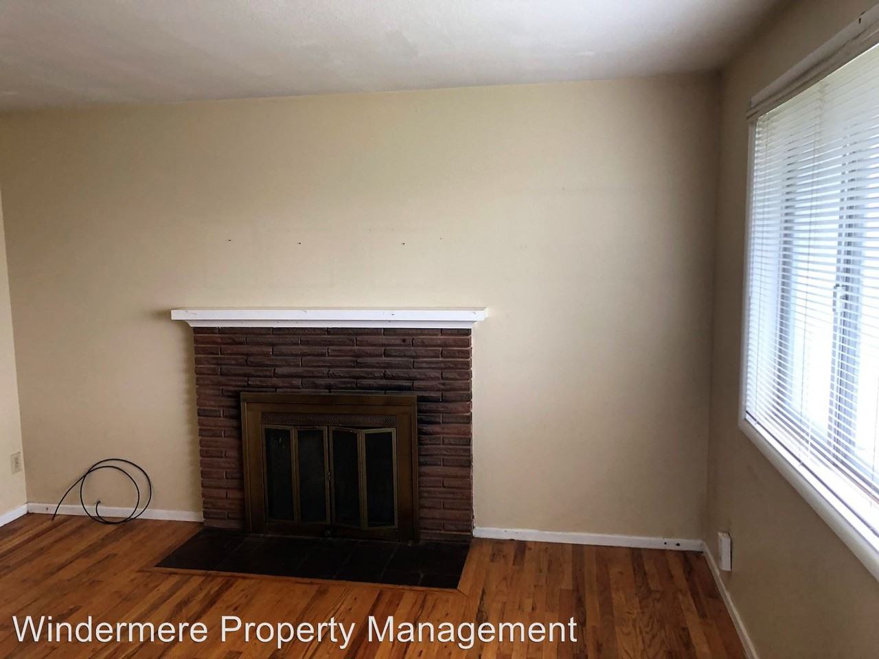 1261 NW Oak Ave - Photo 3 of 14