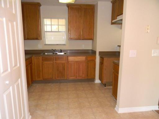 910 W Concord St - Photo 3 of 4