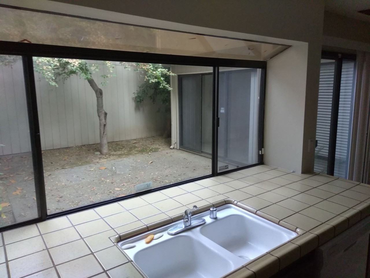 208 Dunbarton Cir - Photo 2 of 4