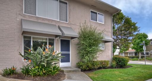 526 Irvine Ave - Photo 2 of 12