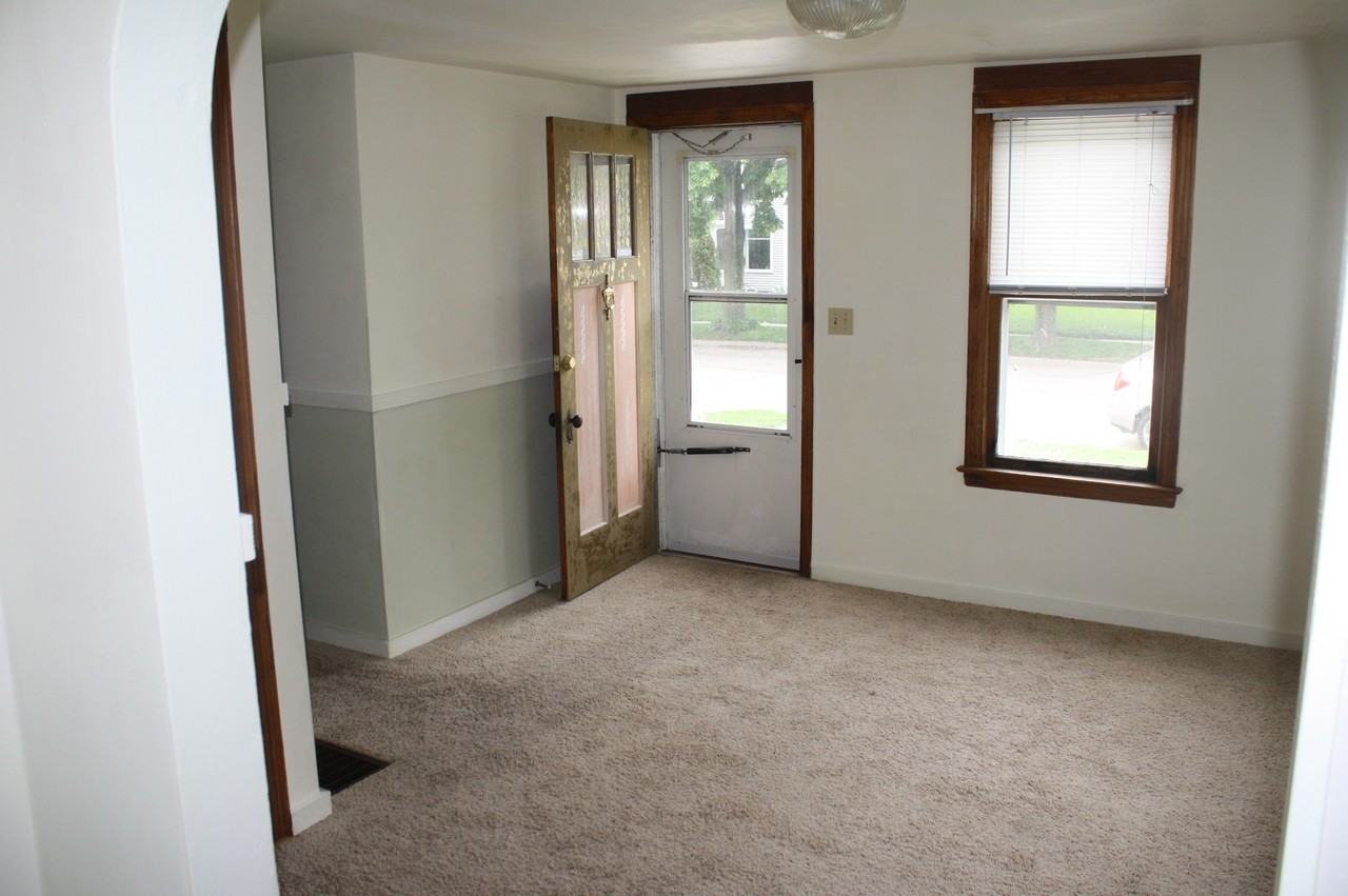 209 W Division St - Photo 2 of 16