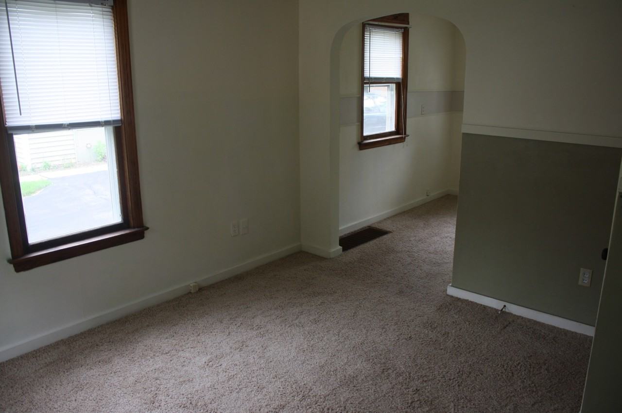 209 W Division St - Photo 3 of 16