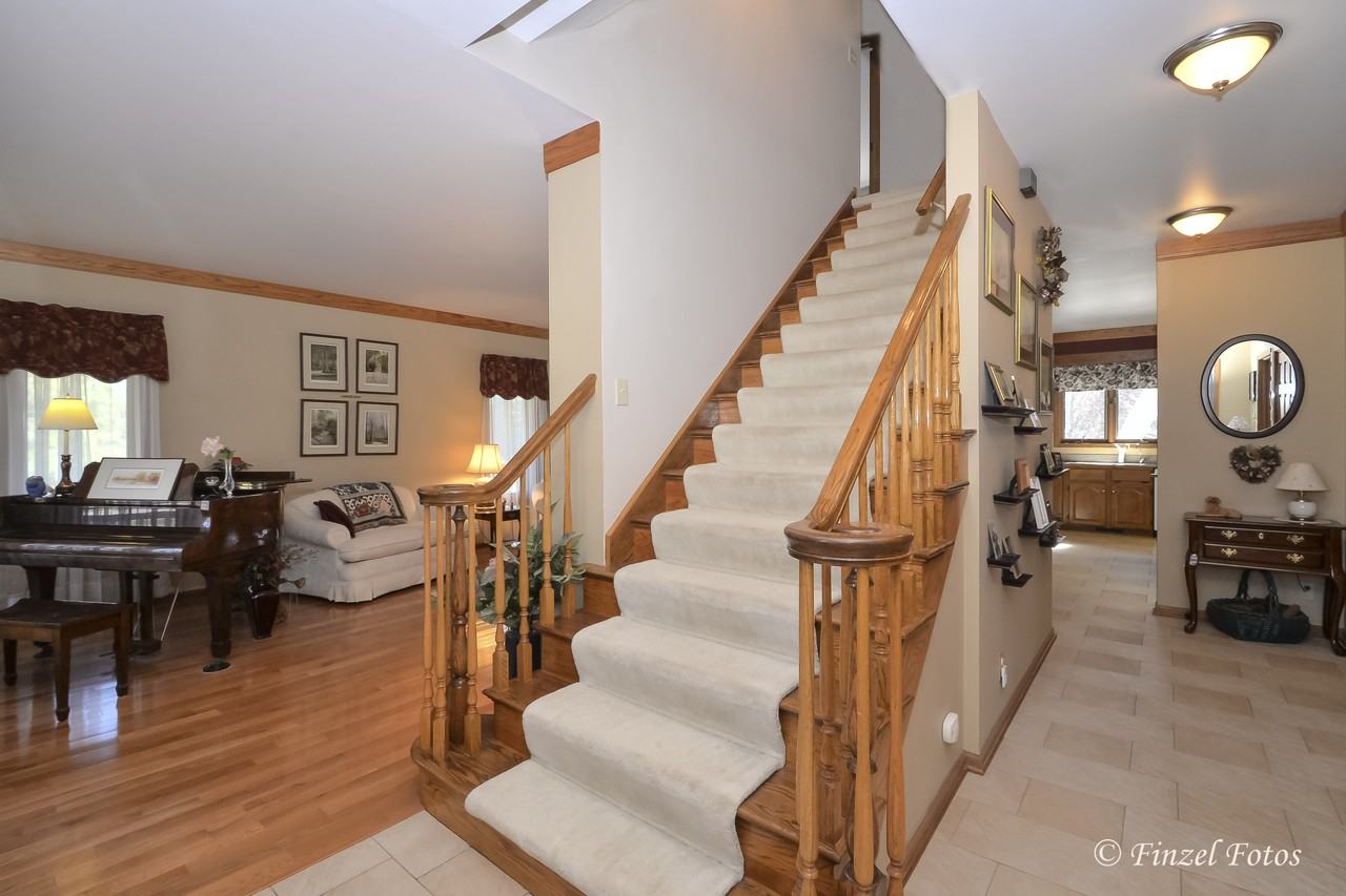 19019 Royal Ln - Photo 2 of 25