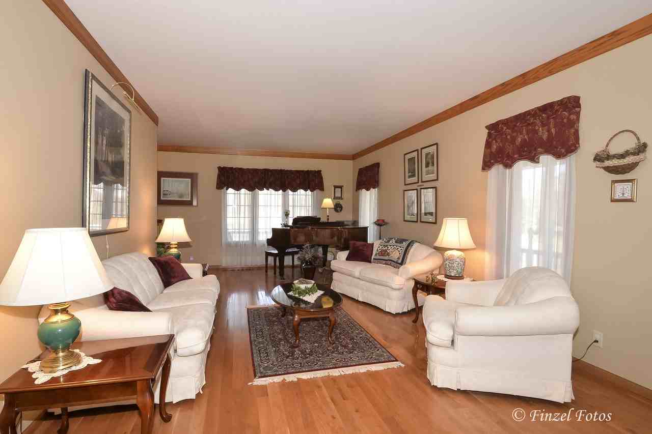 19019 Royal Ln - Photo 3 of 25