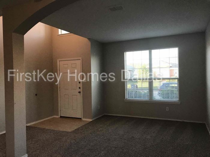 429 W Clover Park Dr - Photo 2 of 44