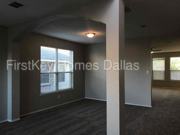 429 W Clover Park Dr - Photo 3 of 44
