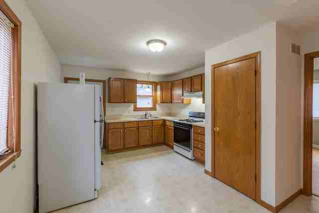 102 E Park St - Photo 2 of 6