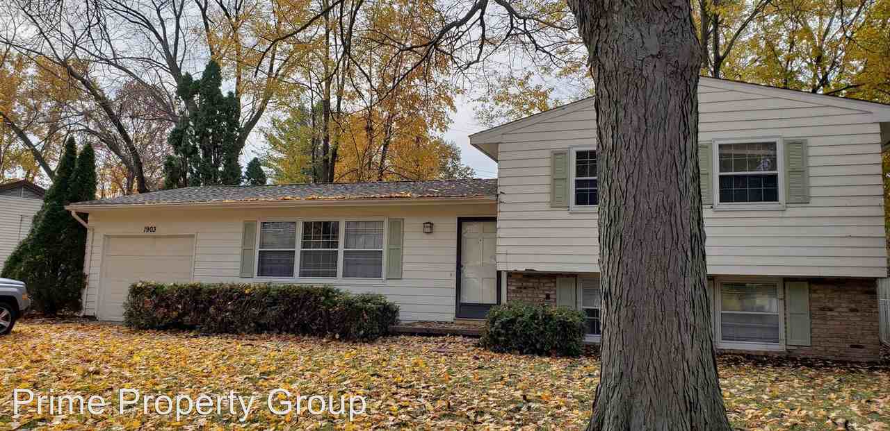 1903 Crescent Dr - Photo 2 of 18