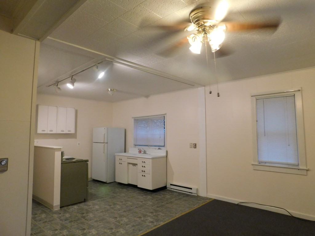 124 N Main St - Photo 3 of 8