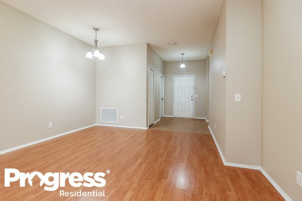 27423 Sky Lake Cir - Photo 2 of 15