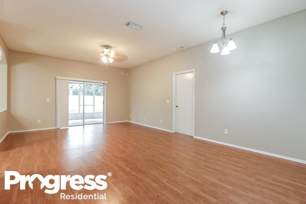 27423 Sky Lake Cir - Photo 3 of 15