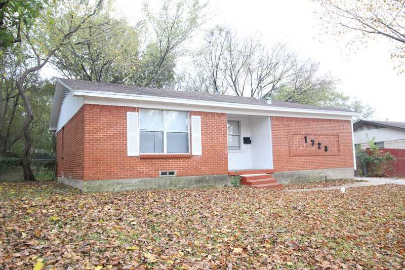 1328 Woodcrest Dr - Photo 3 of 20