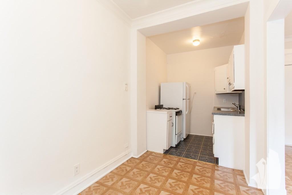 4601 North Lincoln Avenue #206