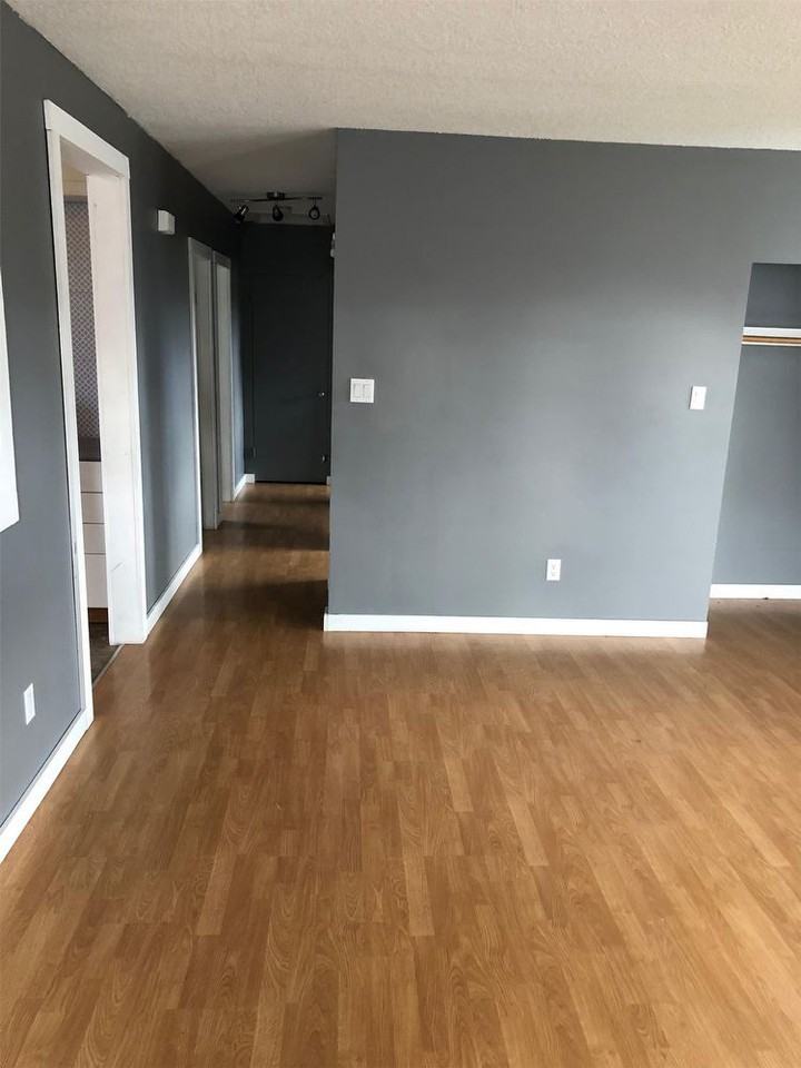 9824 97 St - Photo 2 of 10