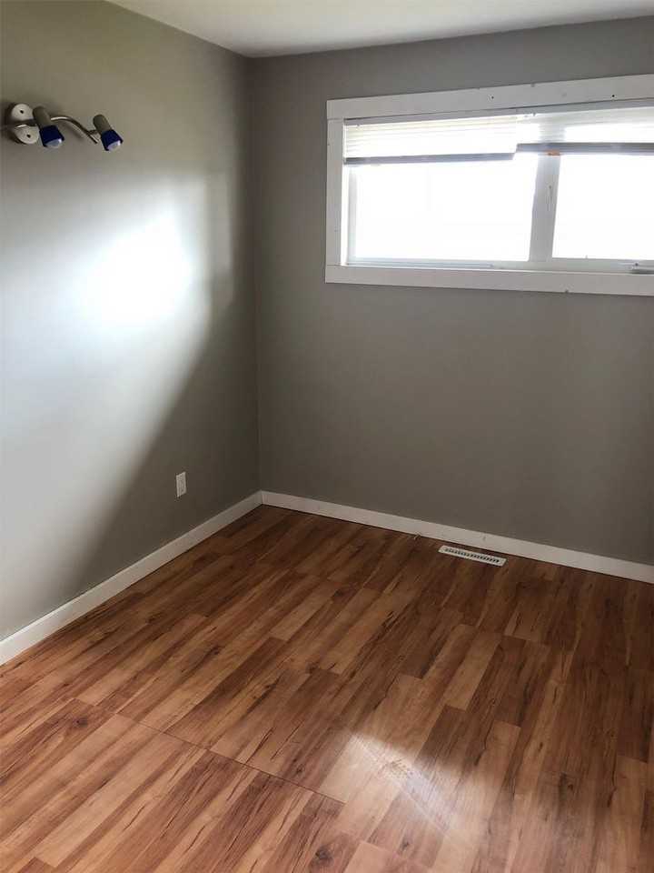 9824 97 St - Photo 3 of 10