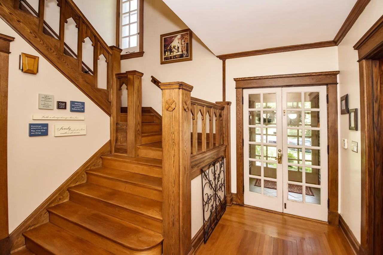 1027 Valley Ln - Photo 2 of 25