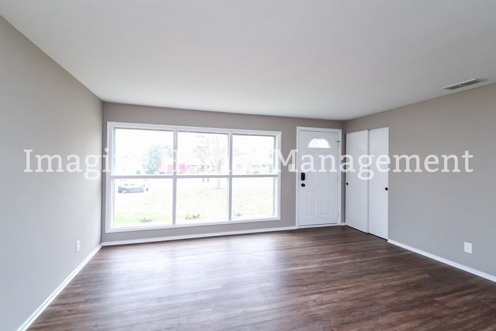 1879 Hillsdale Dr - Photo 2 of 9