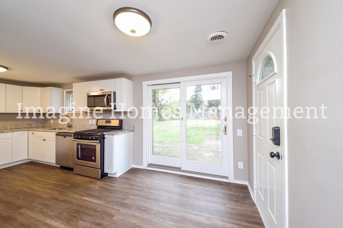 1879 Hillsdale Dr - Photo 3 of 9