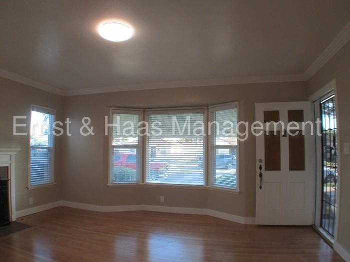 215 E Scott St - Photo 3 of 36