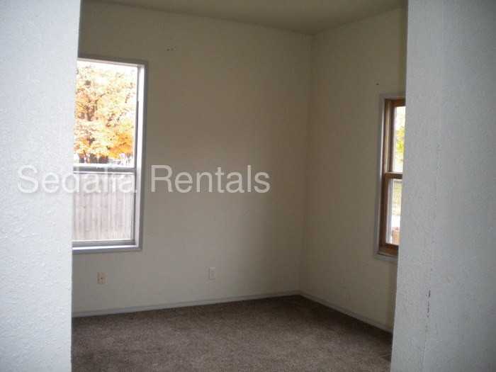 511 S Engineer Ave - Photo 3 of 18