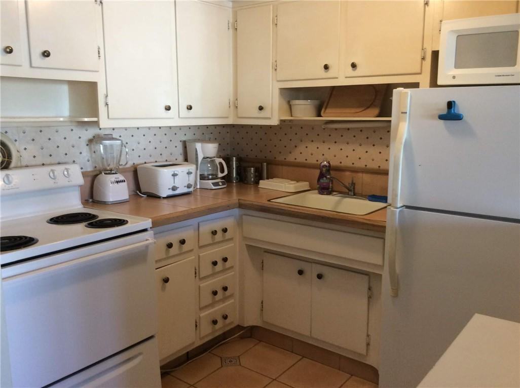 2841 Northeast 32nd Street - Photo 2 of 10