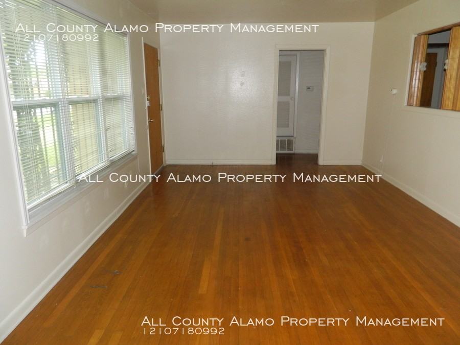 4810 Creekmoor Dr - Photo 3 of 14