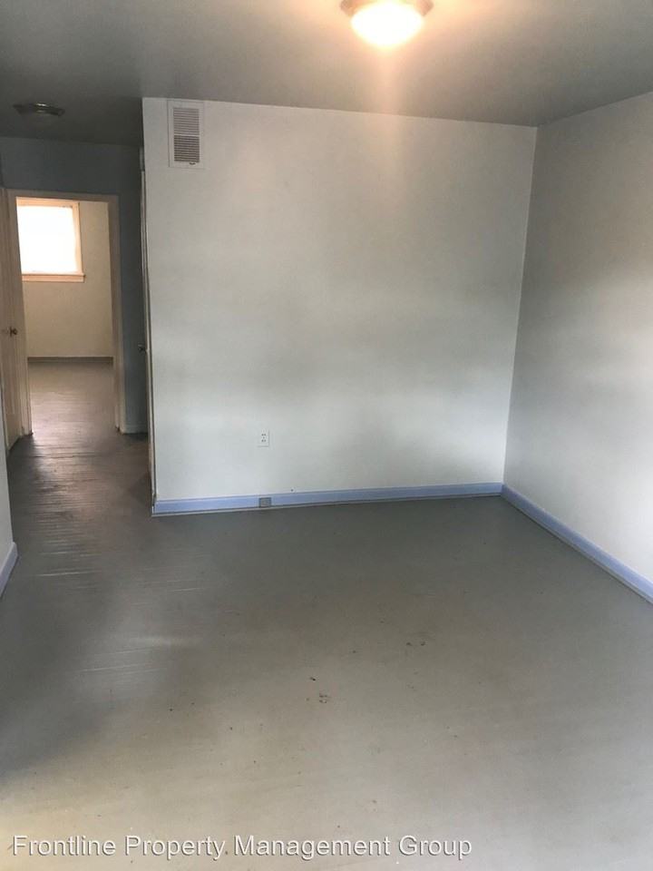 923 Barker Rd - Photo 2 of 11