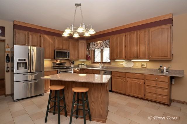 19019 Royal Ln - Photo 2 of 33