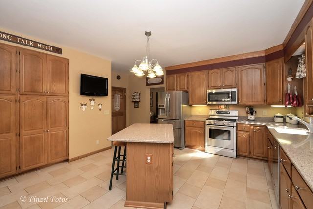 19019 Royal Ln - Photo 3 of 33