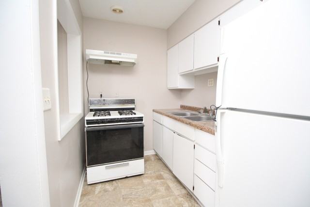 1885 N Farnsworth Ave - Photo 3 of 11