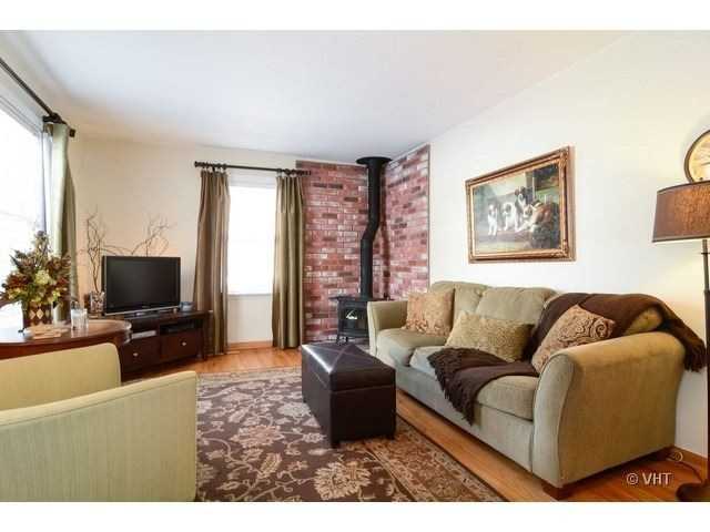 3S305 Gates Pl - Photo 2 of 13