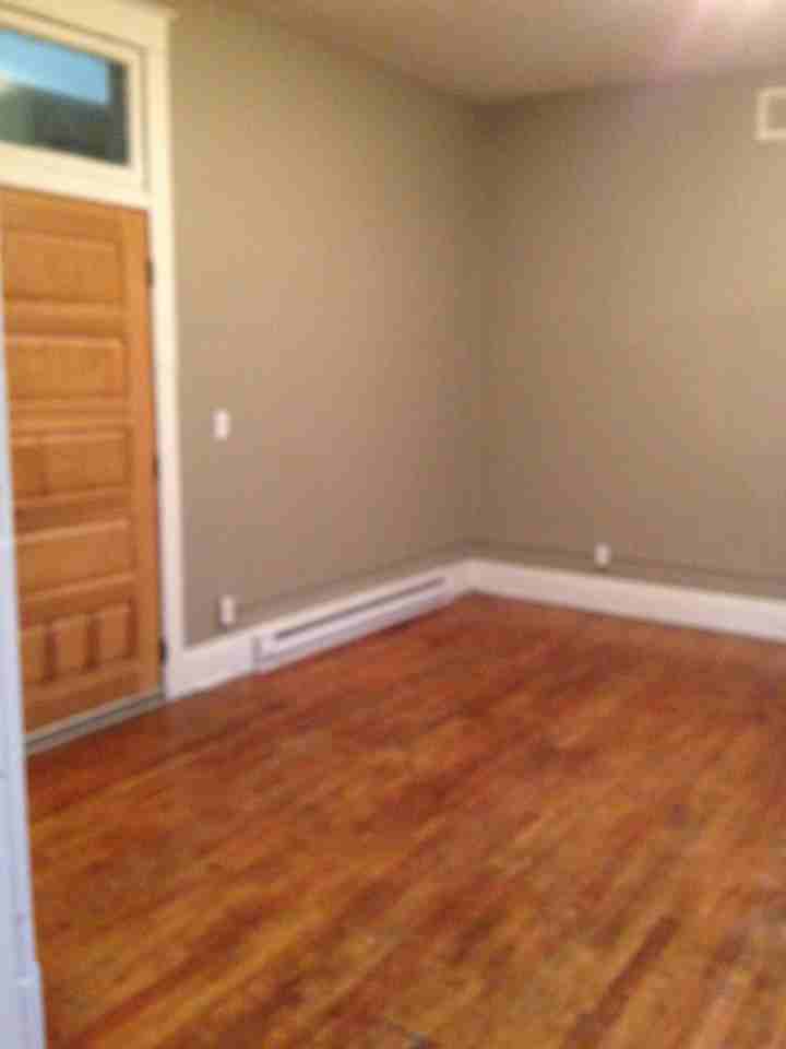 14 Roberts Street North - Photo 3 of 11