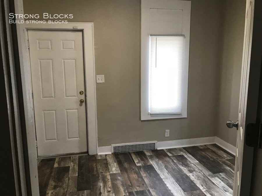 1921 N 32nd St - Photo 3 of 16