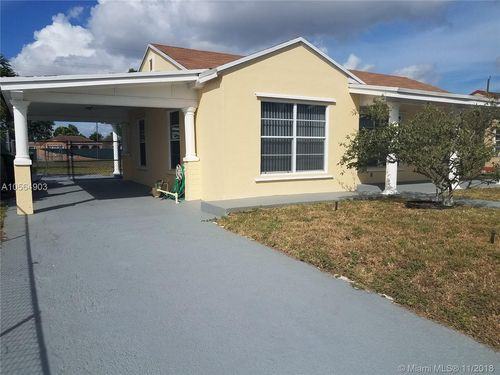 761 NE 2nd Pl - Photo 2 of 8