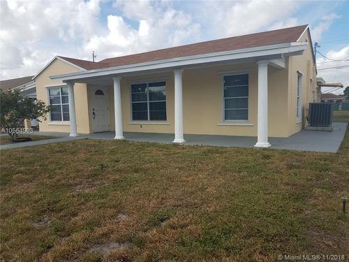 761 NE 2nd Pl - Photo 3 of 8