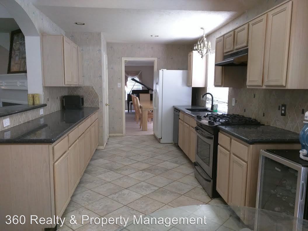 7902 Belterraza Ct - Photo 2 of 13