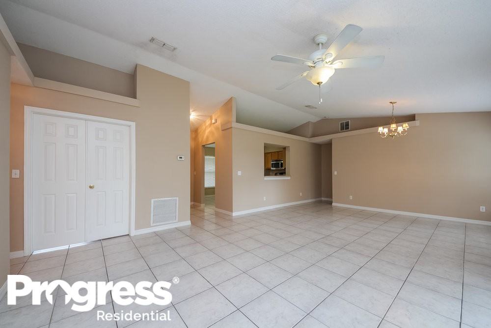 12115 Woodglen Cir - Photo 2 of 14