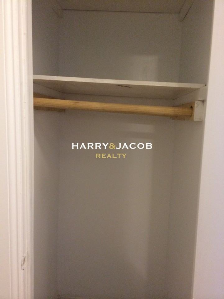 2885 Valentine Ave 12 - Photo 3 of 7