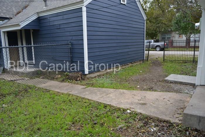2745 Travis Ave - Photo 2 of 5