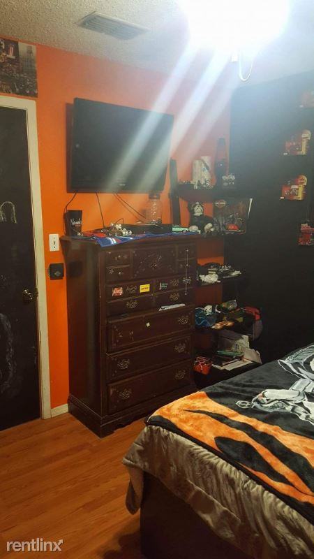 406 S Green St - Photo 3 of 47