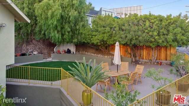 2601 Hollyridge Dr - Photo 3 of 28