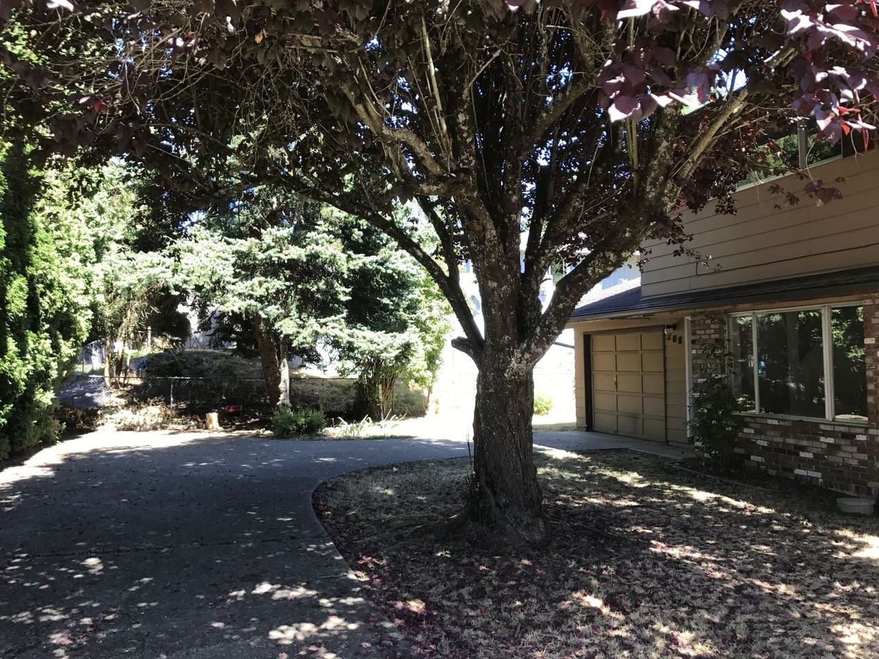 208 SW Wallula Ave - Photo 2 of 14