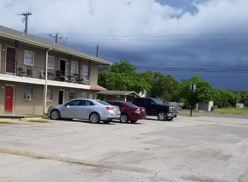 Gulf Breeze Apartments - Photo 2 of 11