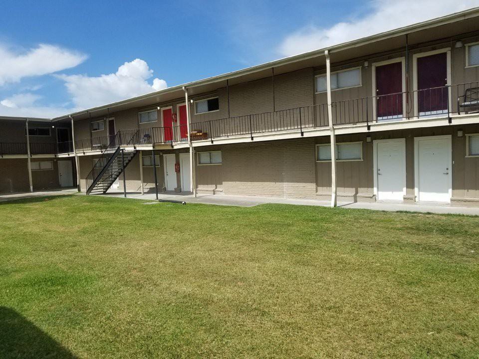 Gulf Breeze Apartments - Photo 3 of 11