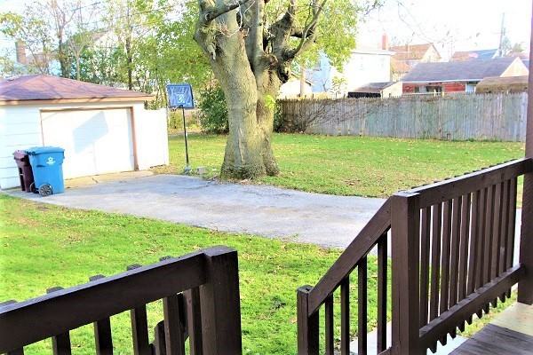 1023 Emerald Ave - Photo 3 of 23