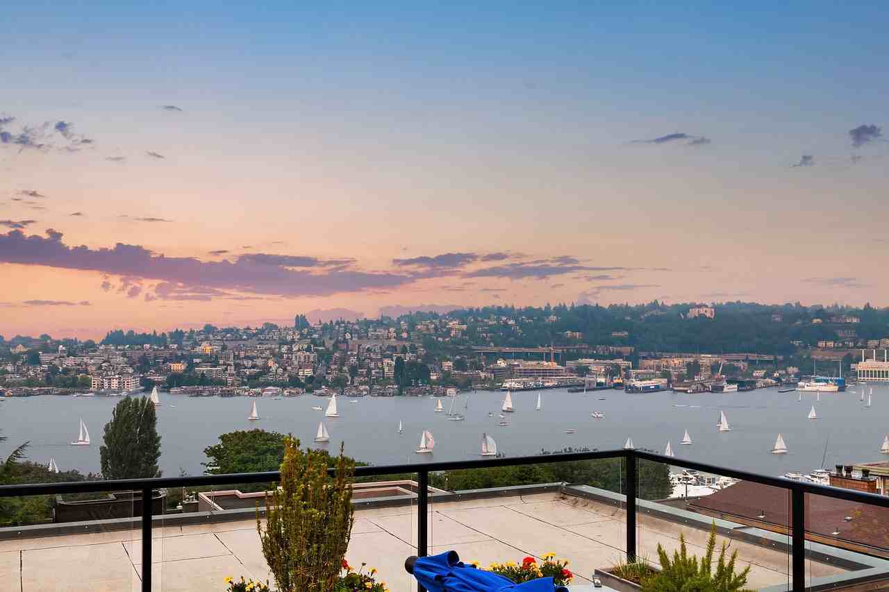 2030 Dexter Avenue North - Photo 3 of 21