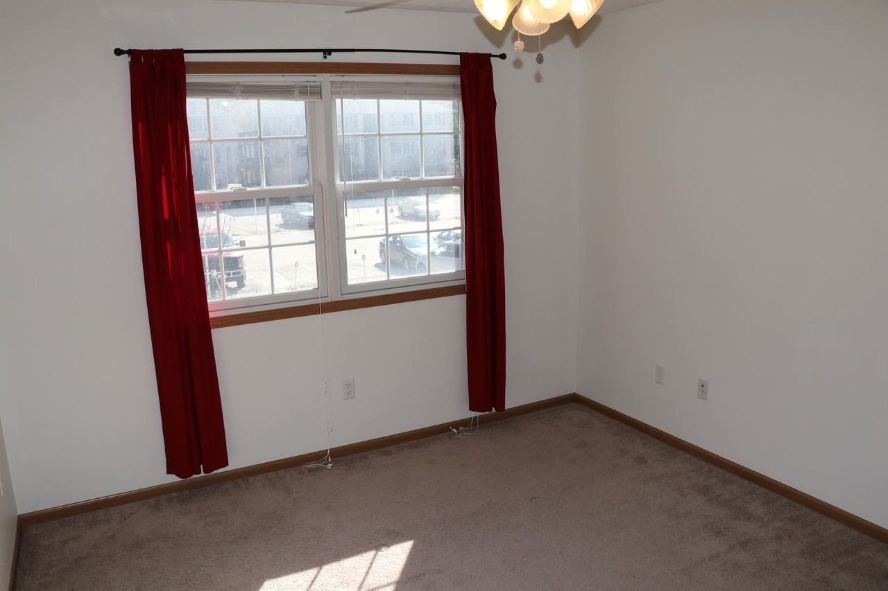 424 Creekside Dr - Photo 2 of 17