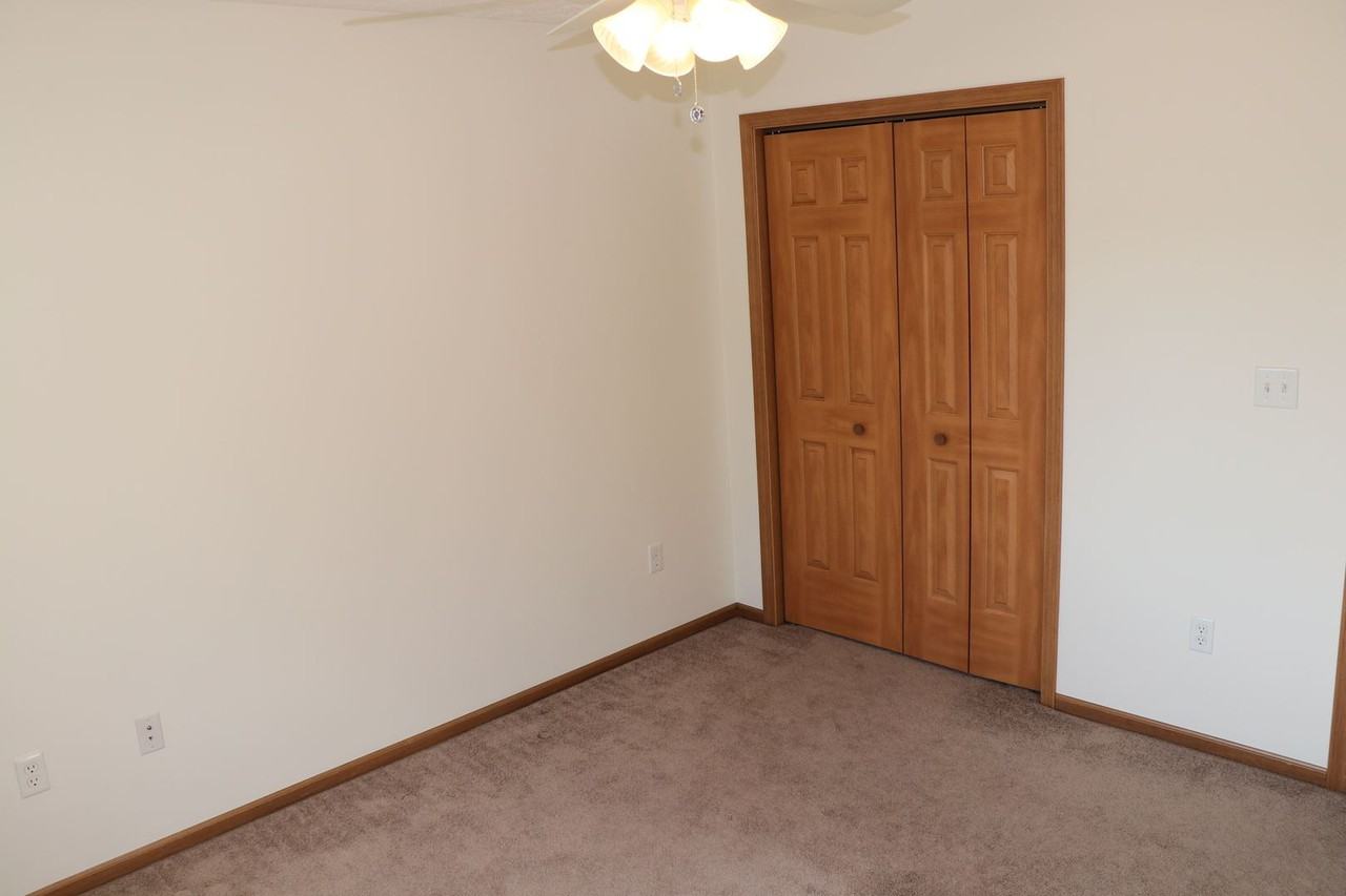 424 Creekside Dr - Photo 3 of 17