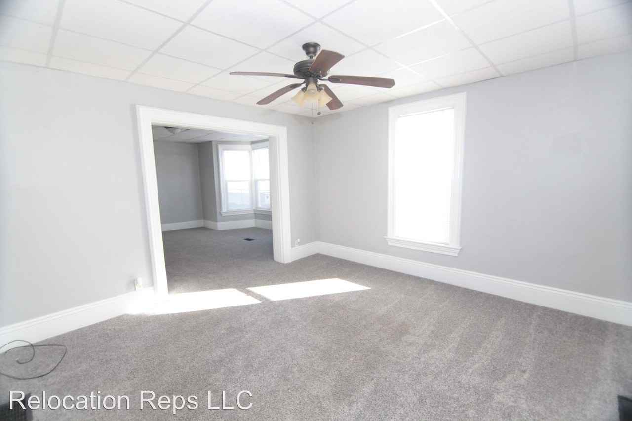 702 S 8th St - Photo 3 of 16